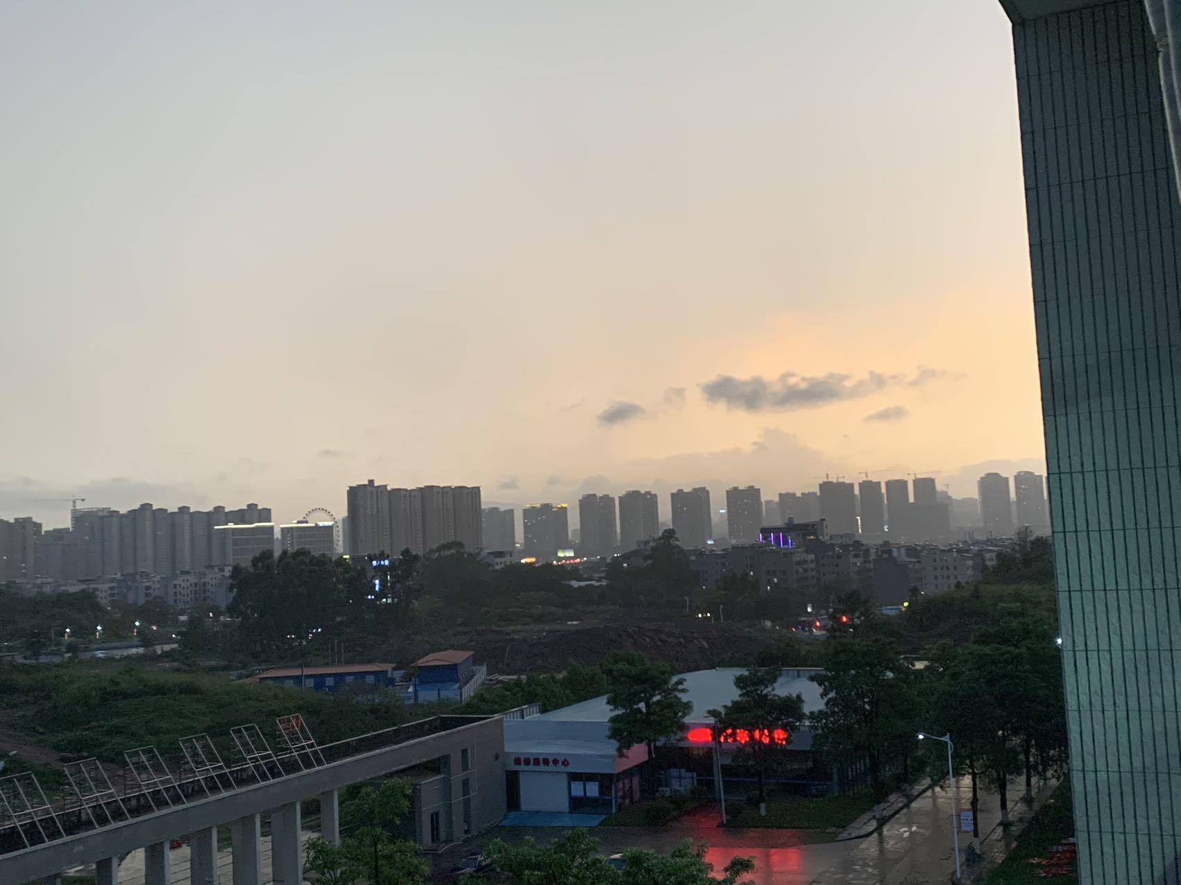 阳光总在风雨后，人生旷野。封面